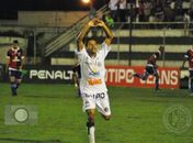 Marielson comemora gol