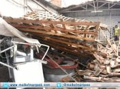 Telhado de oficina mecânica desaba sobre carros no bairro São Luiz