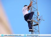 "Homem Aranha" escala torre sem equipamento de proteção individual