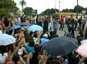 Cobrando saída do presídio, estudantes fazem manifestação em frente ao Campus da Ufal