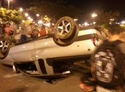 Após ser atingido, motorista perde controle e capota