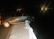 Motorista perde o controle e carro fica pendurado em ponte na AL 220