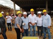 Renan, Célia e Luciano visitam obras do shopping