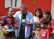 Gugu Liberato entrega casa a família do Pé Leve