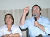 Luciano Barbosa ao lado de Célia Rocha