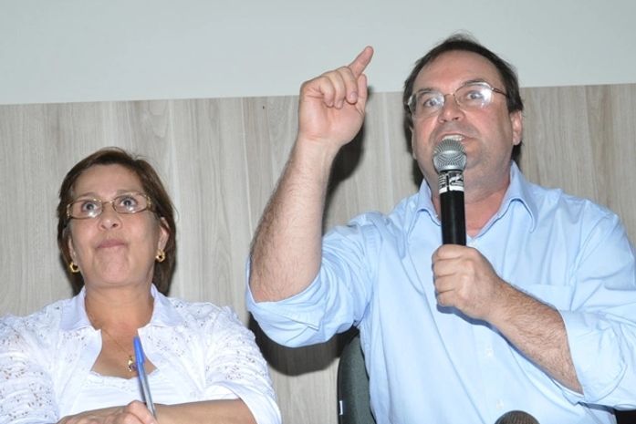 Luciano Barbosa ao lado de Célia Rocha