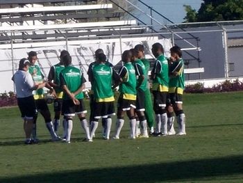 Heriberto da Cunha conversa com jogadores do ASA