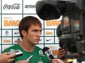 Volante do Coritiba se lesiona e é duvida para partida contra o ASA