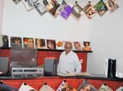 Coleção de discos de Paulo do Bar é vista no Memorial da Mulher