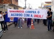 Estudantes e servidores da UNEAL voltam a protestar no centro de Arapiraca
