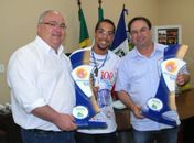 Luciano Barbosa recebe troféu do Dia do Desafio