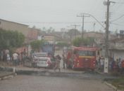 Moradores protestam contra constantes quedas de energia