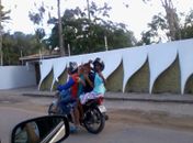 Mototaxista clandestino é flagrado carregando quatro crianças em Arapiraca
