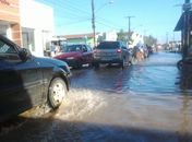 Cano estourado provoca transtornos em avenida do bairro São Luiz II