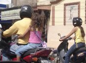 Pais colocam em risco a vida dos filhos no trânsito arapiraquense