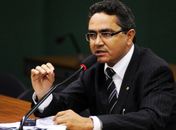 Revista Veja destaca que réu acusado de homicídios poderá assumir vaga de Célia