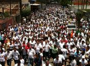 Caminhada da vitória de Célia e Yale reúne cinco mil pessoas
