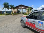 Homem joga óleo quente na esposa, foge e depois é preso com arma de fogo