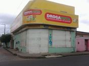 Homem invade farmácia no bairro Brasília e ameaça funcionária de morte