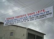 Faixa colocada na rua diz que prefeito está se vingando da população