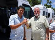 Pedro Nelson entrega veículo ao diretor do Campus Arapiraca, Márcio Aurélio