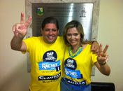 Cláudia Lany e Rogério Carvalho comemoram ao lado de correligionários