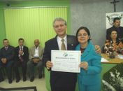 Gilvânia Barros entrega título de cidadão honorário ao filho do Dr. Fay
