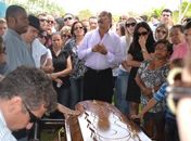Familiares e amigos dão o último adeus ao médico arapiraquense Dijinha