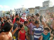 Papai Noel e Galinha Pintadinha animam crianças de Arapiraca