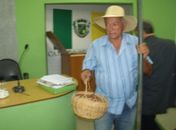 Vereador se despede dos colegas e deixa Legislativo trajado de "homem da roça"