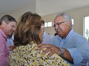 Célia e Rogério se cumprimentam durante solenidade