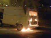 Após furtar equipamentos de som, ladrões ateam fogo em Kombi