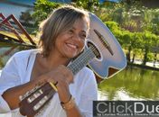 Kelly Rodrigues, um violão, um pandeiro e muitos clicks.