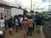 Torcida do ASA faz fila em busca de ingresso 