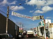 Erros ortográficos em faixa de vereadoras chamam atenção em Arapiraca