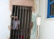 Presos ficam detidos em cubículos improvisados na Central de Polícia de Arapiraca
