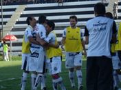 Jogadores do ASA comemoram gol