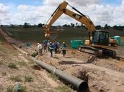 Tubos da nova Adutora do Agreste começaram a ser colocados nesta quinta