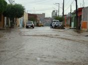 Chuva forte provoca enxurrada e alagamentos em várias ruas de Arapiraca