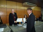 Título de cidadão honorário é entregue a desembargador; projeto foi aprovado em 2003