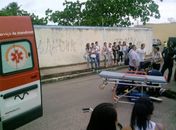 Carro de som atropela jovem em frente à escola Premem; motorista foge