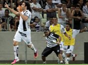 Léo Gamalho comemorando gol