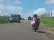 Casal de motociclistas transporta recém nascido em movimentada rodovia do Agreste