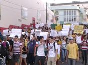 Tarifa dos ônibus, Copa do Mundo e política são alvos de protesto no Centro de Arapiraca