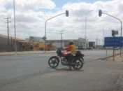 Motociclistas continuam cruzando canteiro da AL 220 em frente à UE do Agreste