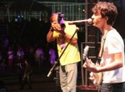 Músico arapiraquense mistura ritmos em show no Mercado do Artesanato