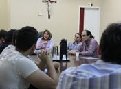 Célia se reúne com grupo de estudantes