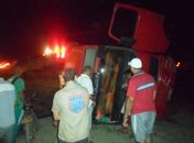 Caminhão carregado de madeira tomba na AL-220, em Arapiraca