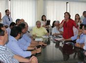 Célia entrega pauta de reivindicações ao governador