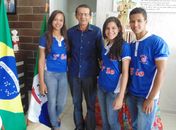 Álvaro Melo recebe estudantes que representarão Lagoa da Canoa na Índia